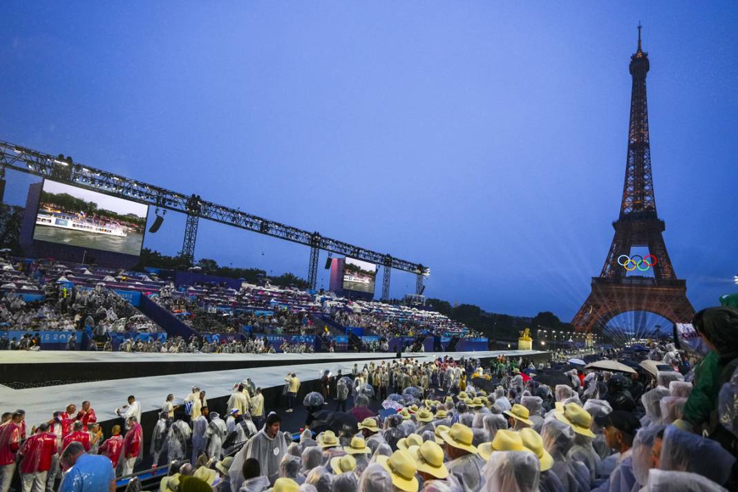 Olimpiyat ateşi Paris'te yandı: Görkemli açılış 17